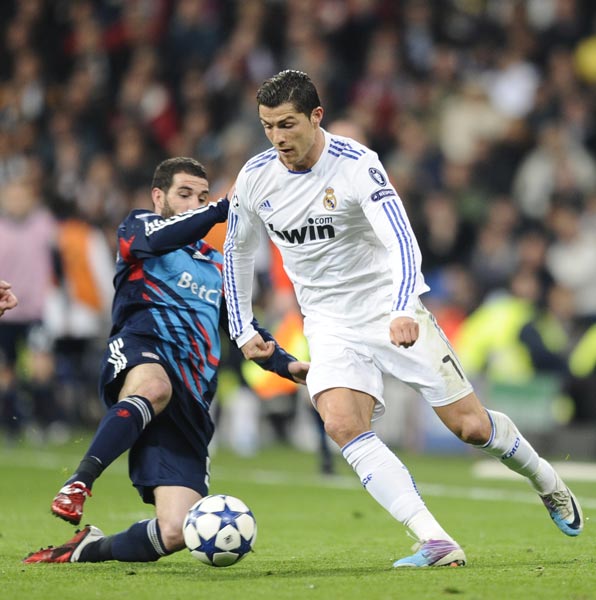 前锋远射破门，比分被重新点燃