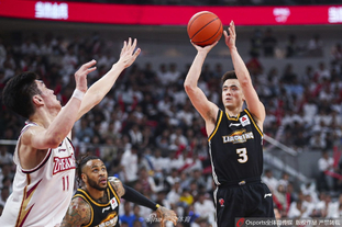 本赛季文班缺阵时马刺战绩为7胜2负，而上赛季则为13胜23负